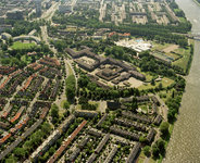 822130 Luchtfoto van het Centraal Militair Hospitaal (Joseph Haydnlaan 2) te Utrecht, uit het noorden. Op de voorgrond ...